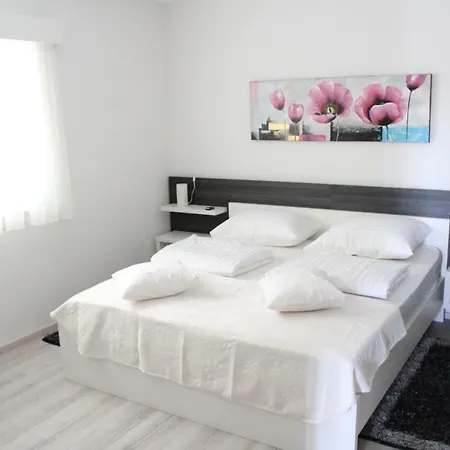 Laurus Apartment *